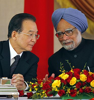 Chinese Premier Wen Jiabao talks to Indian Prime Minister Manmohan Singh