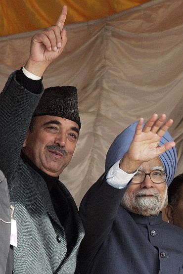 PM Singh with Union minister Ghulam Nabi Azad addressing a poll rally in Kashmir