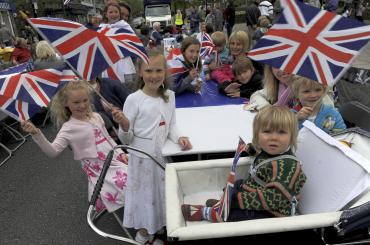 Treats and tiaras at Britain's royal street parties