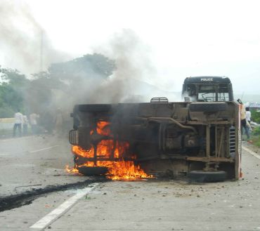 A jeep burns in the mddle of the expressway to Pune