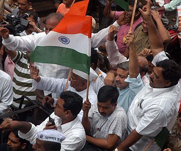 Hazare leads bike rally in Mumbai