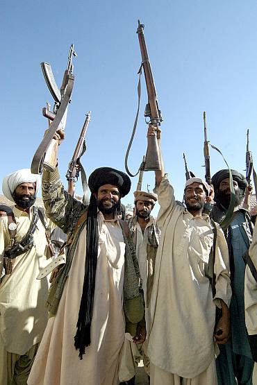 Pakistan's tribesmen brandish their weapons in troubled Dera Bugti area of Baluchistan province