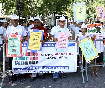India Against Corruption volunteers demonstrate in front of the UN headquarters in New York in support of Anna Hazare's fast