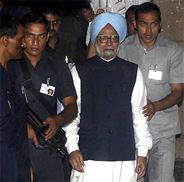 Prime Minister Manmohan Singh, surrounded by his bodyguards, briefs the media