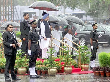 Prime Minister Manmohan Singh at the Saluting Dias at the Guard of Honour ceremony at Red Fort