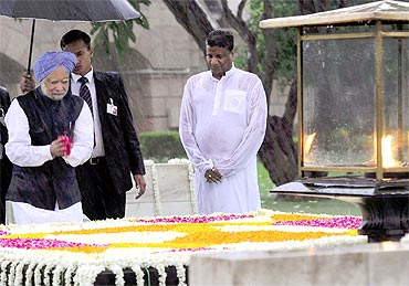Prime Minister Manmohan Singh pays floral tributes at the 'samadhi' of Mahatma Gandhi at Rajghat