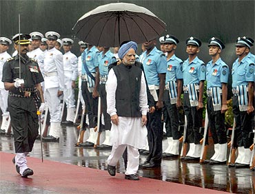 Prime Minister Manmohan Singh inspects the Guard of Honour at Red Fort