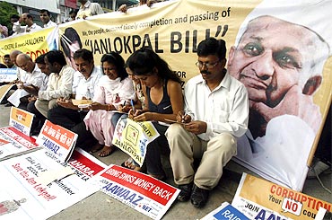 People write letters in favour of Lokpal Bill to support Anna Hazare