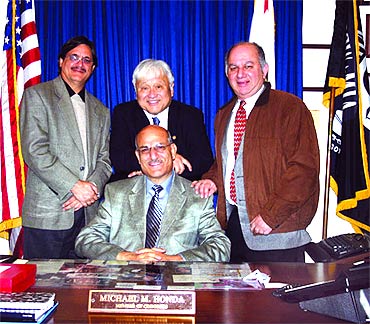 From left, Deepak Ganju, US Senator Sherrod Brown, International Kashmir Federation President Jeevan Zutshi and Maharaj Kaul