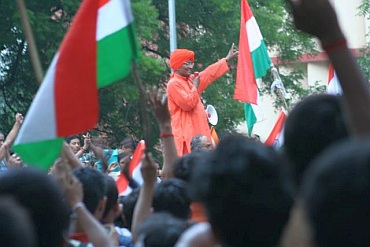 Swami Agnivesh addressing protestors at Jantar Mantar