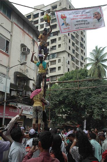 Hazare supporters in Mumbai organise an 'anti-corruption Dahi Handi' on Wednesday