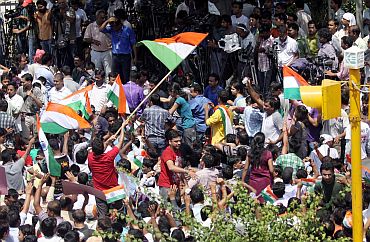 Hazare supporters throng outside Tihar Jail in New Delhi on Wednesday