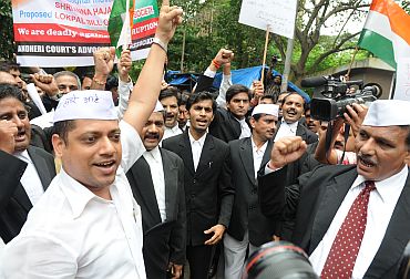 Lawyers in Mumbai protest against government's ways to tackle Hazare's proposed indefinite fast