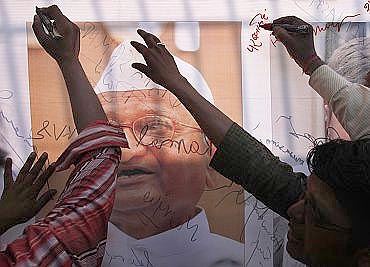 Anna Hazare supporters outside Tihar jail