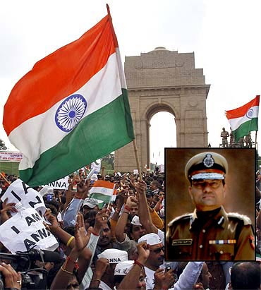 Protesters  at the India Gate (Inset) Delhi police commissioner B K Gupta