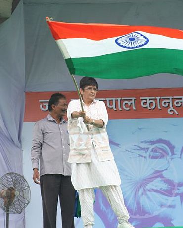 Kiran Bedi waves the tricolour at Ramlila maidan
