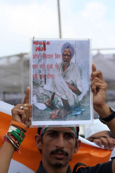 One of the protestors supporting Anna Hazare's agitation at Ramlila Maidan