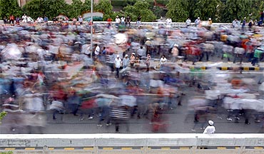 Supporters of Anna Hazare march over a flyover towards Ramlila Ground