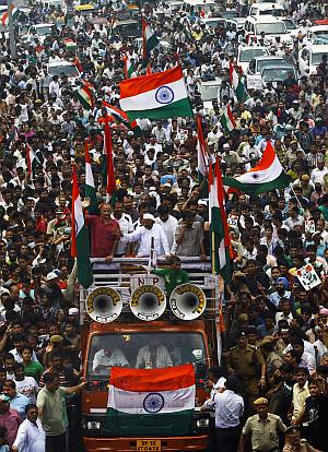 Hazare on his way to Ramlila Maidan