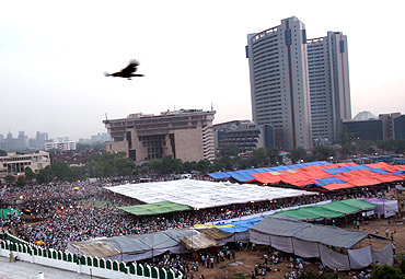 Hazare's supporters gather at Ramlila Maidan