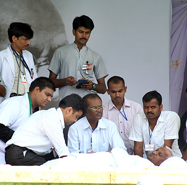 Anna Hazare is examined by a team of doctors on the eighth day of his fasting at Ramlila grounds in New Delhi