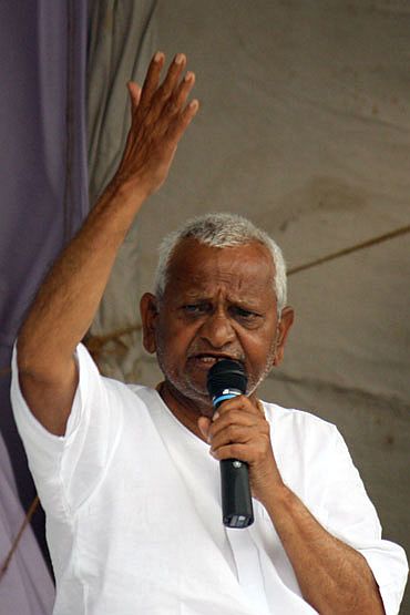 Anna Hazare addresses the crowd at the Ramlila Maidan