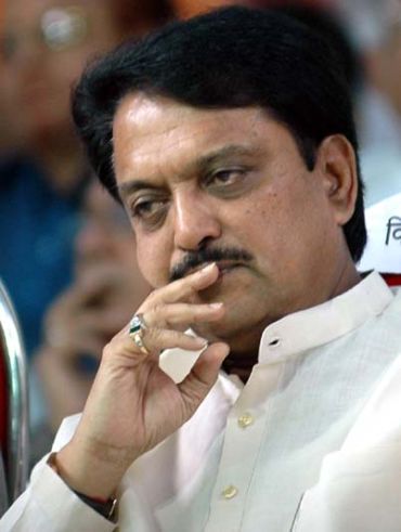 Deshmukh meets Hazare with appeal to end fast