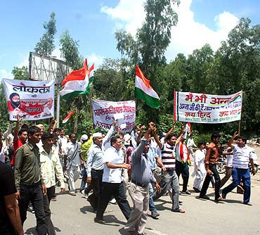 Supporters of Anna Hazare protest outside Tihar Jail