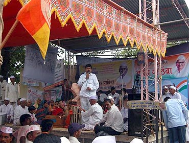 Sarpanch Jaysingh Mapari addresses the villagers of  Ralegan Siddhi