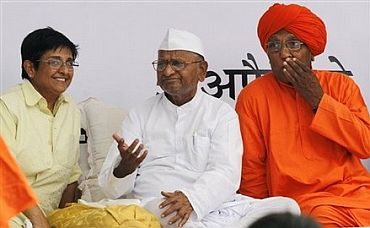 Anna Hazare with close aides Kiran Bedi and Swami Agnivesh