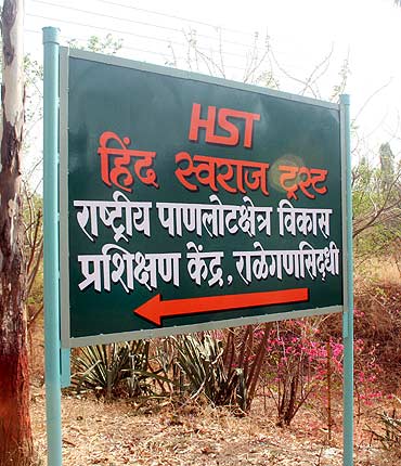 A board indicating the direction to Anna Hazare's Hind Swaraj Trust at Ralegan Siddhi