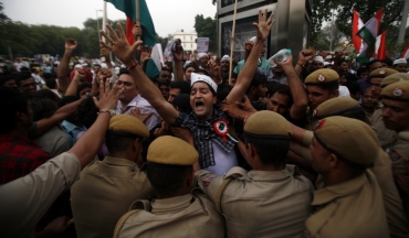Police try to stop supporters of Hazare from marching towards the residence of Dr Singh in New Delhi