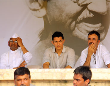 Anna Hazare with Aamir Khan and Raju Hirani at Ramlila Maidan