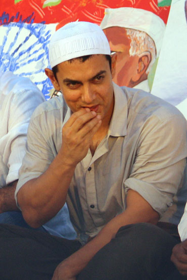 Aamir Khan breaks his 'roza' with Hazare's supporters