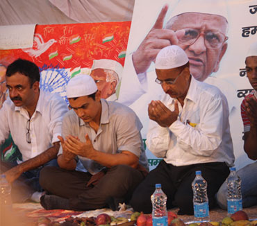 Aamir Khan breaks his 'roza' with Hazare's supporters