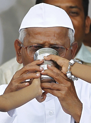 Anna Hazare drinks coconut water and honey to end his fast at Ramlila Maidan in New Delhi
