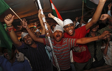 Hazare's supporters celebrate after he breaks his 12-day fast on Sunday