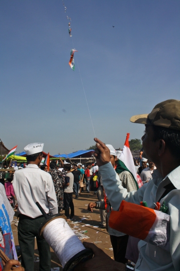 Hazare's followers fly the tri-coloured kite at Ramlila Maidan