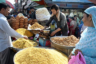 PHOTOS: Srinagar busies itself in Eid shopping