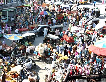 PHOTOS: Srinagar busies itself in Eid shopping