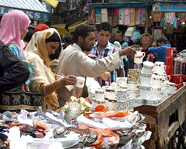 PHOTOS: Srinagar busies itself in Eid shopping