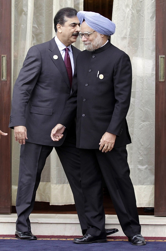 PM Manmohan Singh with his Pakistani counterpart Yousuf Raza Gilani