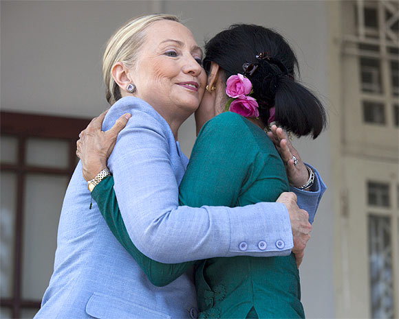 Sister act: Clinton-Suu Kyi talk democracy, books and more