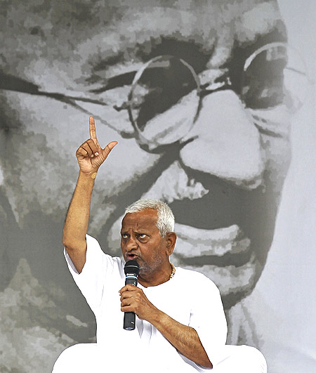 Anti-corruption crusade Anna Hazare addresses his supporters at a rally in New Delhi