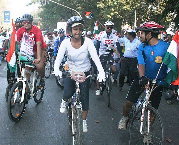 Hundreds of cyclists rallied for Anna Hazare in Mumbai on Sunday