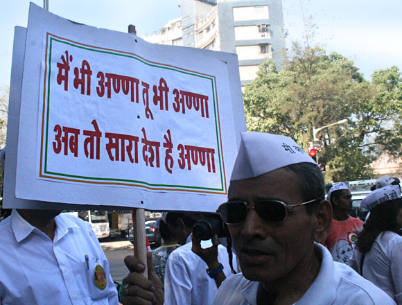 A Hazare supporter at the Mumbai rally