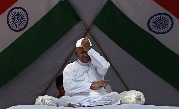 Anna Hazare gestures during his one-day fast at Jantar Mantar