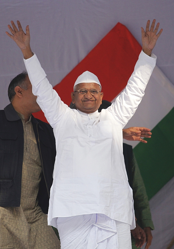 Anna Hazare waves to his supporters during his day-long fast in New Delhi on December 11