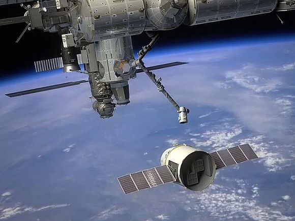 An artist impression of the Dragon approaching International Space Station