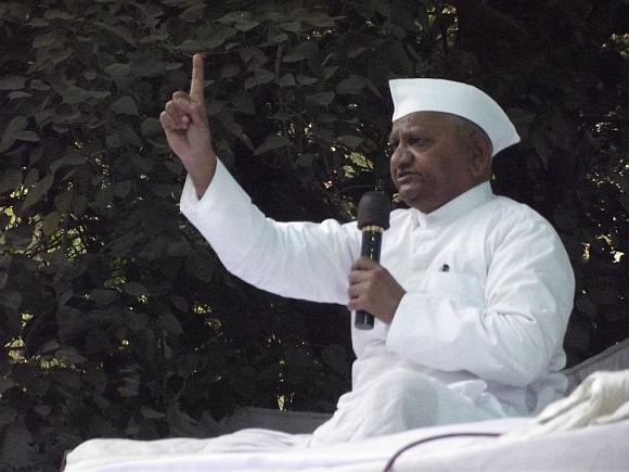 Hazare addresses his supporters at Jantar Mantar